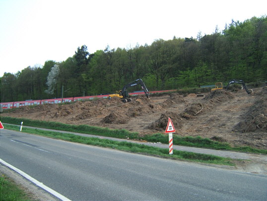 Bild: Erdwälle und S-Bahn