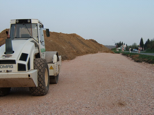 Bild: Nochmal Erdwall, diesmal mit Walze