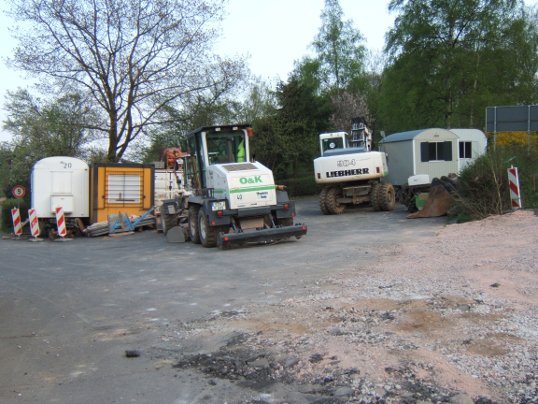 Bild: Baufahrzeuge auf dem Friedhofsparkplatz