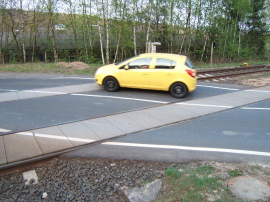 Bild: Ein Auto auf dem Bahnübergang