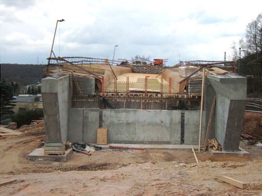 Bild: Der erste Pfeiler mit den Verschalungen