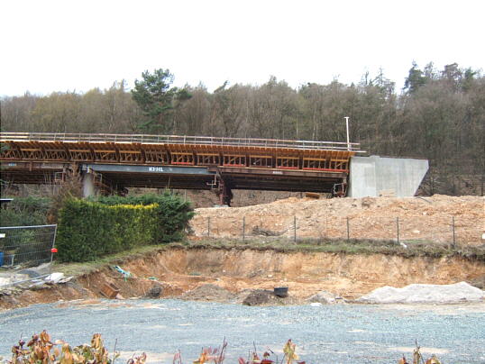 Bild: Und das Gerüst mit erstem Pfeiler einmal von weiter unten