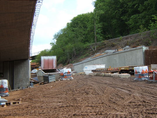 Bild: Da steht nun auch eine Betonmauer.