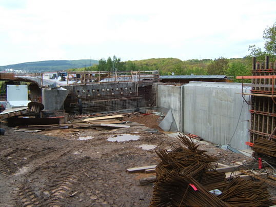 Bild: Die große Brücke und viel Zeug