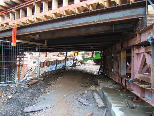 Bild: Das ist die Unterseite der krassen Brücke.