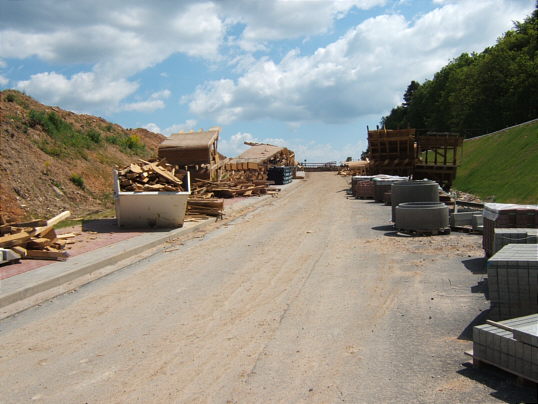 Bild: Die Stra&szlig;e mit vielen Verschalungen und Zeug