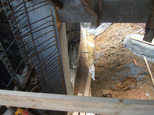 Bild: Unten am Pfeiler