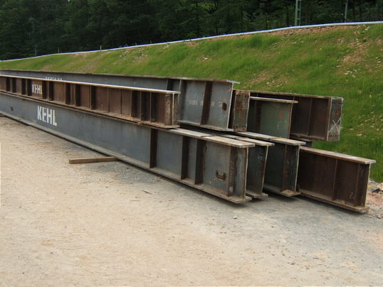 Bild: Die Stahlträger, inzwischen wegtransportiert.