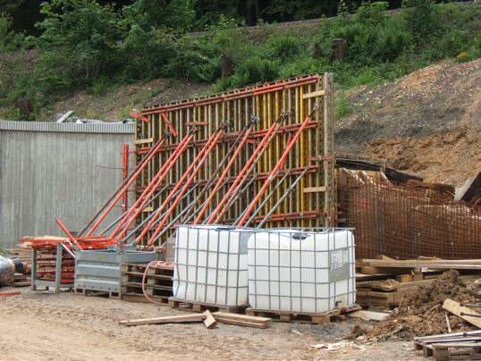 Bild: Die im Bau befindliche Stützmauer