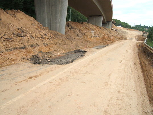 Bild: Unten hat man die alte Straße wieder freigelegt.
