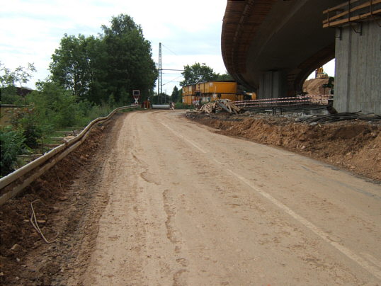 Bild: Die alte Straße und der Bahnübergang.