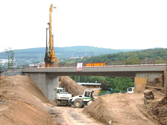 Bild: Die ganze Brücke und lauter Zeug.