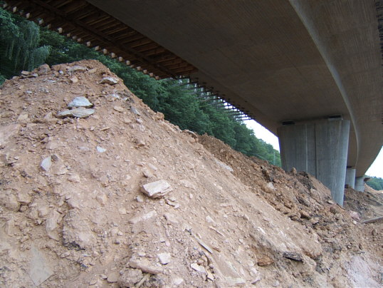 Bild: Jetzt liegt der Dreck unter der Brücke.