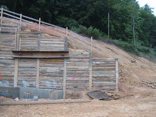 Bild: Damit wird der Damm gesichert.