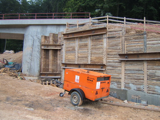 Bild: Ein orangenes Wägelchen