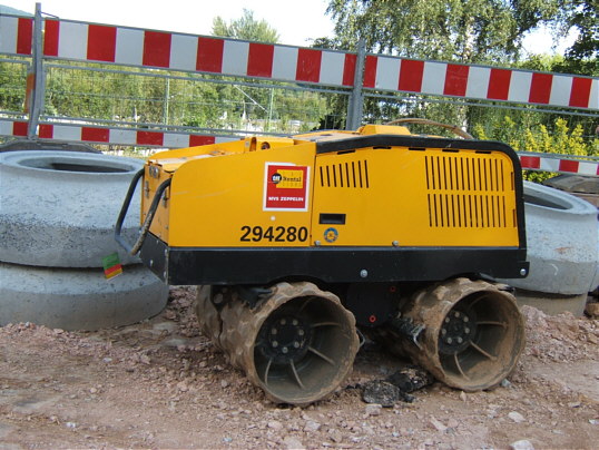 Bild: Ein martialisches Baustellenfahrzeug.