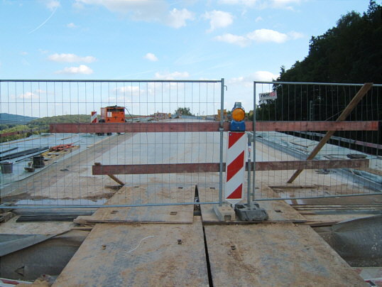 Bild: Die Sicherheitsmaßnahmen. Ganz hinten das Geländer.