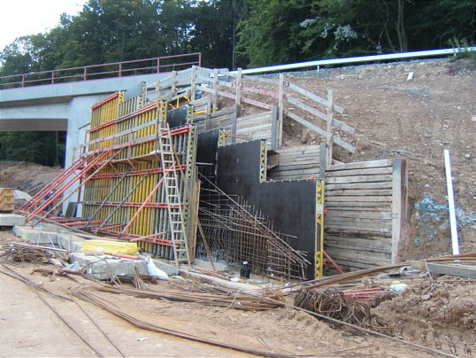 Bild: Weitere Stützmaßnahmen am Bahndamm