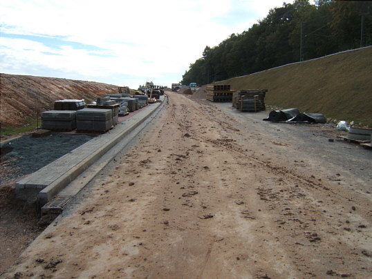Bild: Die Zufahrt zur Brücke ist ein wenig schmutzig.