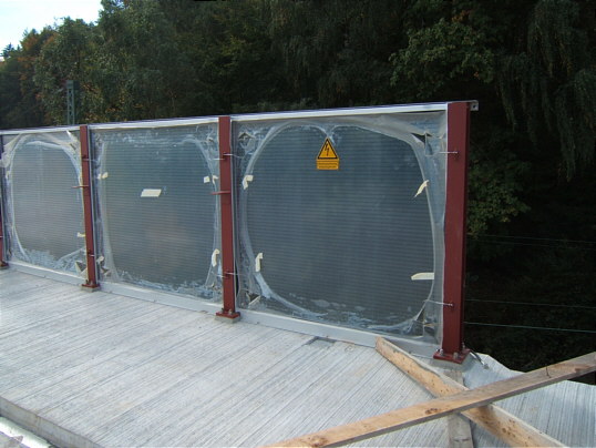 Bild: Selbstmörderabwehr über der Eisenbahn