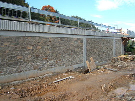 Bild: Die Brücke vom Friedhof aus