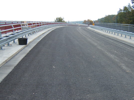 Bild: Die Brücke in der Totalen