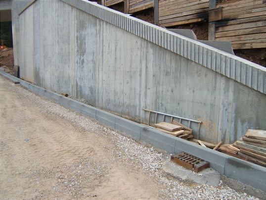 Bild: ...auch vor der Mauer hier