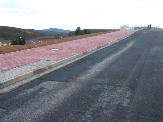 Bild: An dieser Stelle ist der Bürgersteig fertig.