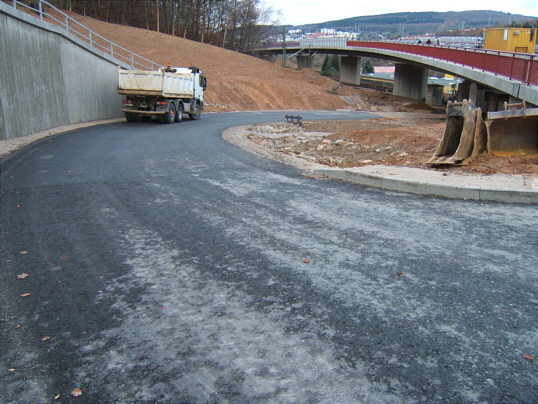 Bild: Die Friedhofszufahrt mit einem Laster