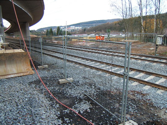 Bild: Da war mal der Bahnübergang. Zur Vorsicht ein paar Gitter.