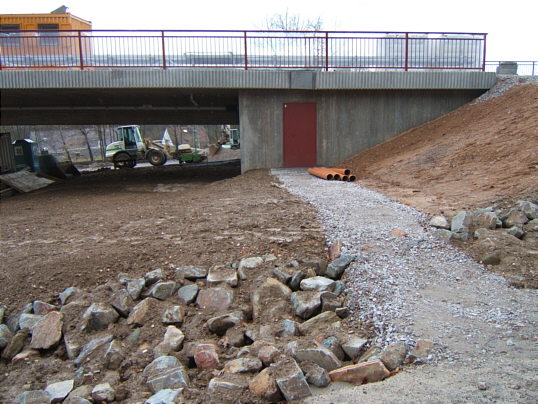 Bild: Wasserrinne und ein Fußweglein