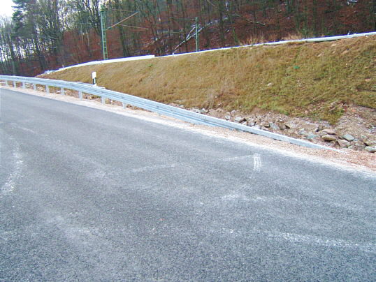 Bild: Die Leitplanken beginnen hier.