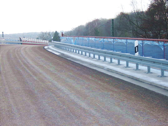 Bild: Auf der Brücke gibt es nun auch Pfosten.