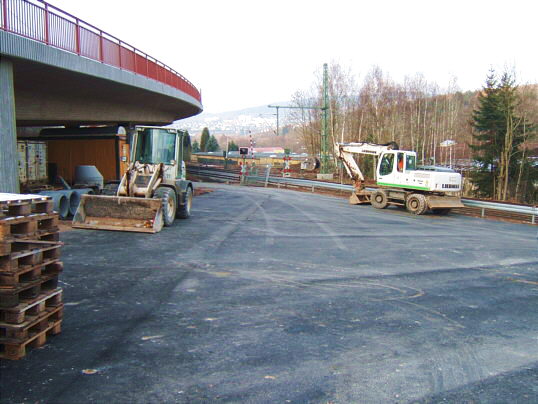 Bild: Der alte und neue Friedhofsparkplatz mit ein paar Baufahrzeugen.