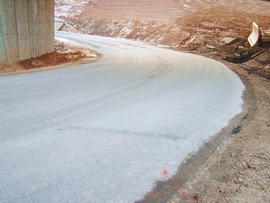 Bild: Die Friedhofszufahrt ist komplett geteert.