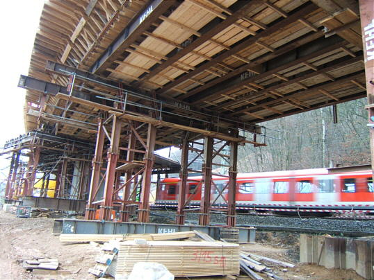 Bild: Verschalung und S-Bahn ... und bestimmt auch Zeug