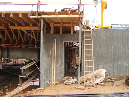 Bild: Es sind immer seltsame Türen in Brücken...