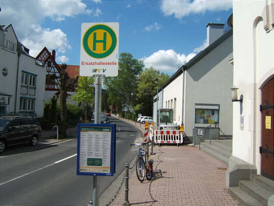 Bild: Eine Ersatzhaltestelle (f&uuml;r was eigentlich) vor der evangelischen Kirche