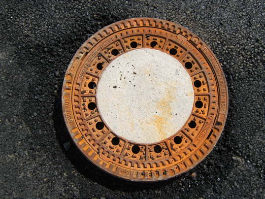 Bild: Ein repr?sentativer Gulli (passenderweise rund) auf dem Kreisel.