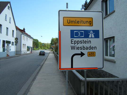 Bild: Hinweisschilder vor der gro&szlig;en Kreuzung 1