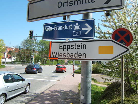 Bild: Hinweisschilder vor der großen Kreuzung 2