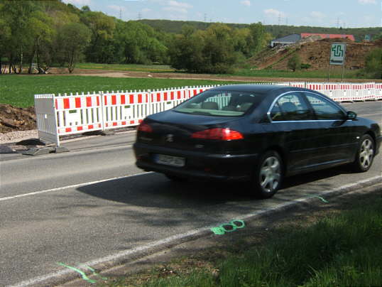 Bild: Der Abzweig auf die Nebentrasse (mit Auto)
