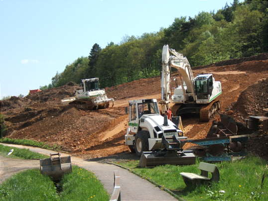 Bild: Baufahrzeuge am Dreckhang