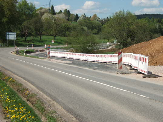 Bild: Hier f&uuml;hrt die Nebentrasse wieder auf die Stra&szlig;e ... seltsam
