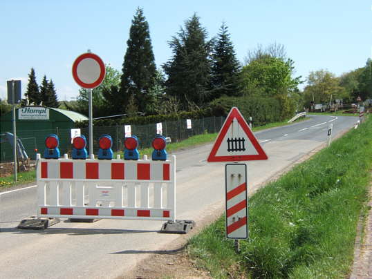 Bild: Die Sperre vor dem Bahnübergang, direkt am Abzweig zu Takko, Aldi & Co.