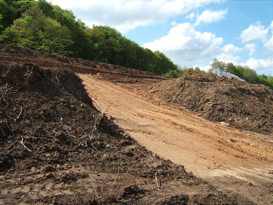 Bild: Hier waren letzte Woche noch mehr Erdwälle.