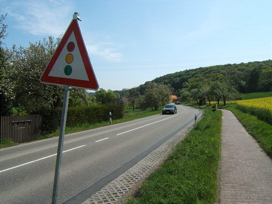 Bild: Hinweisschild auf die Ampel vor der Nebentrasse