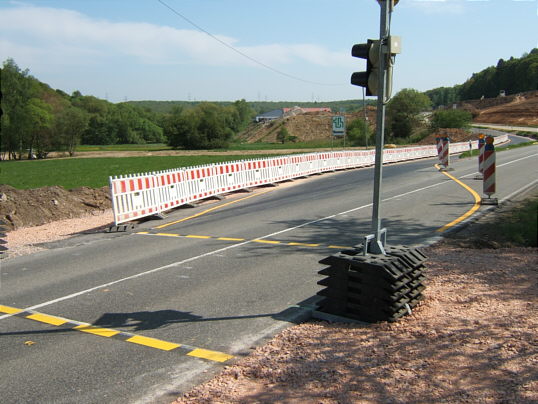 Bild: Die neue Fußgängerampel und der Abzweig zur Nebentrasse