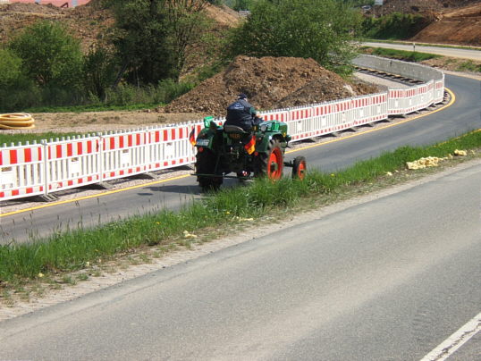 Bild: Ein Traktor auf der Nebentrasse