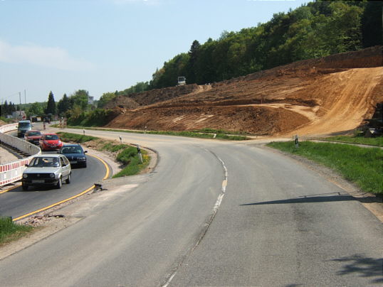 Bild: Autos auf der Nebentrasse neben der Trasse neben der Baustelle